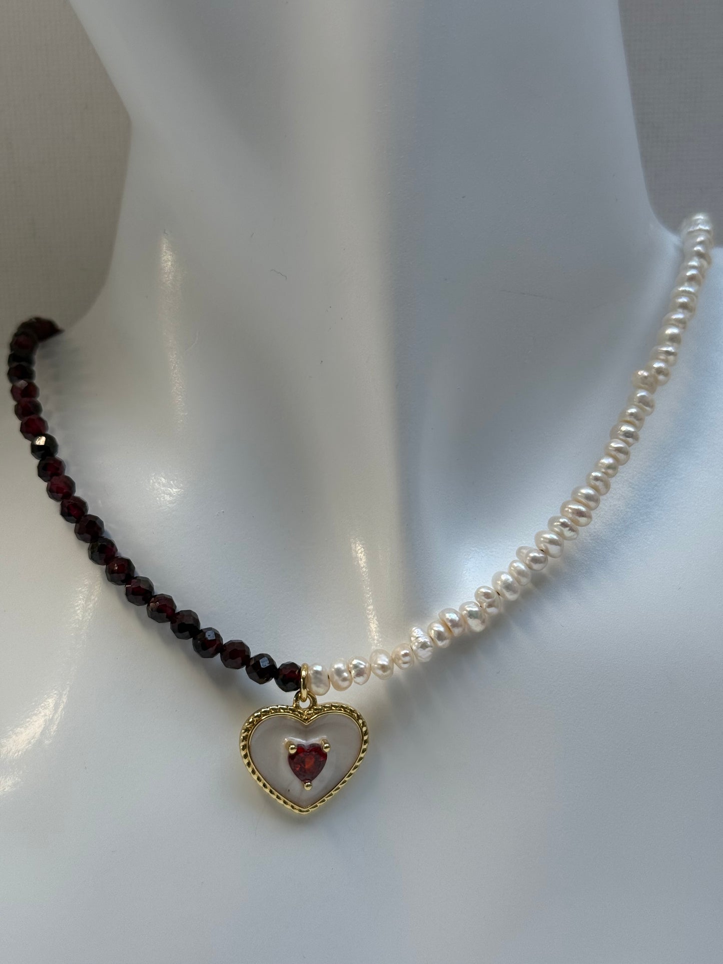 Zoetwaterparels en granaat ketting