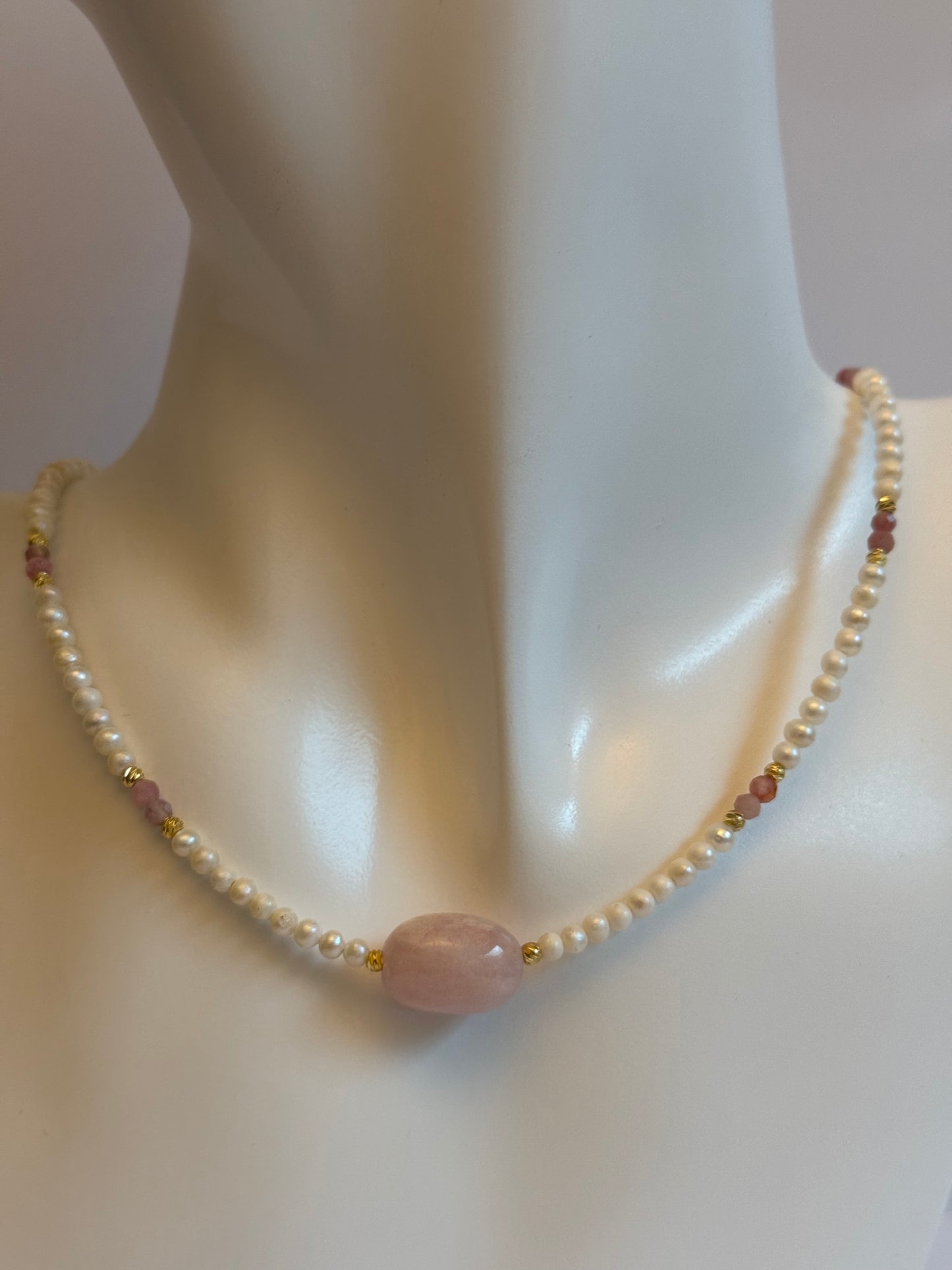 Morganiet en zoetwaterparels ketting
