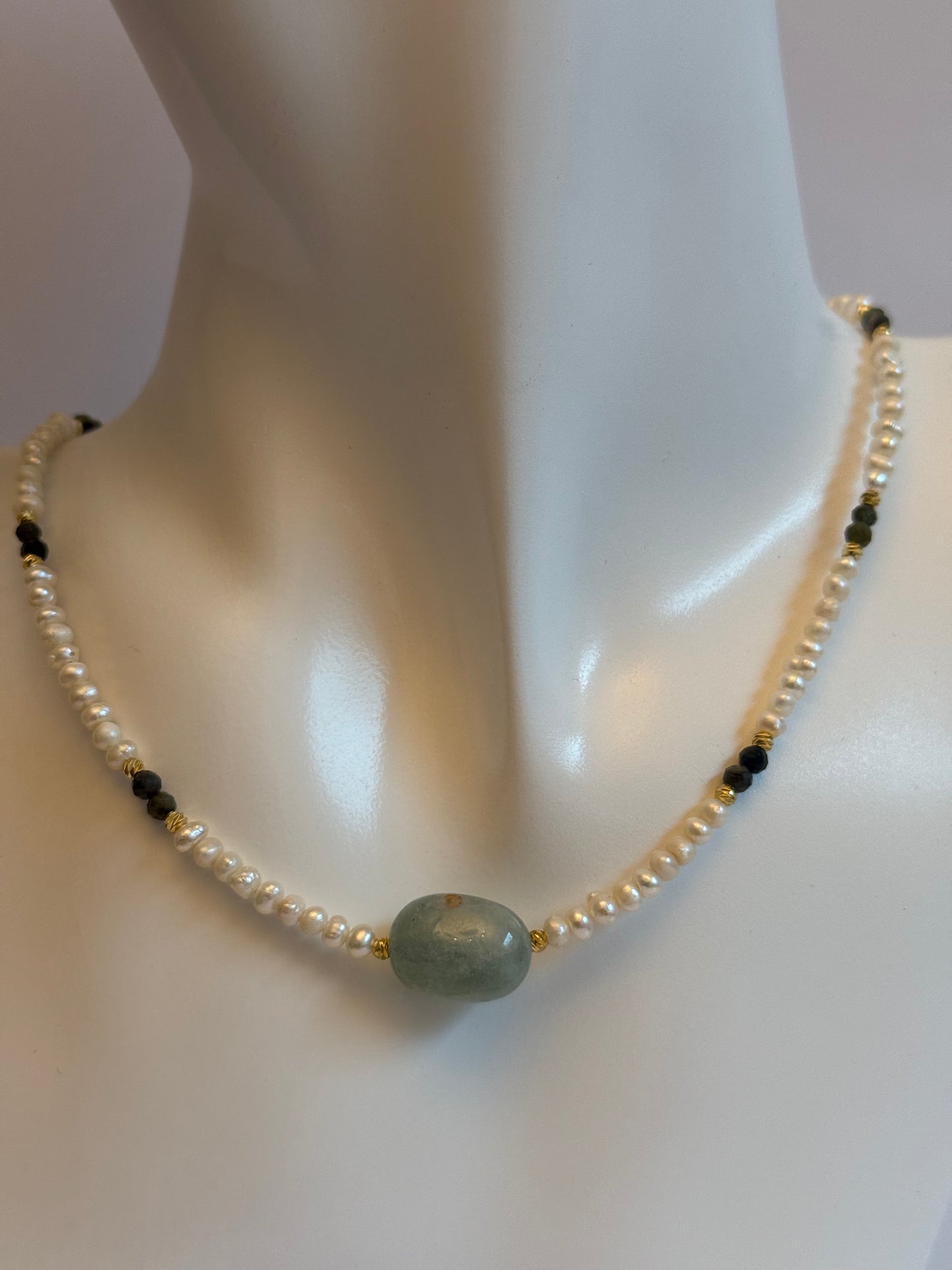 Morganiet en zoetwaterparels ketting